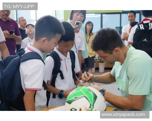 足球明星亲临校园为学子送上毕业祝福与人生启示的盛大典礼 足球明星亲临校园为学子送上毕业祝福与人生启示的盛大典礼