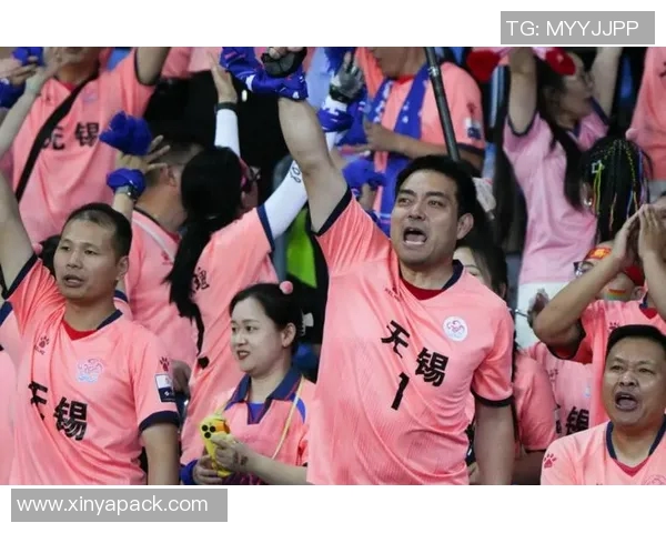 足球明星与爱侣携手共度甜蜜时光展现恩爱生活的真实瞬间 足球明星与爱侣携手共度甜蜜时光展现恩爱生活的真实瞬间