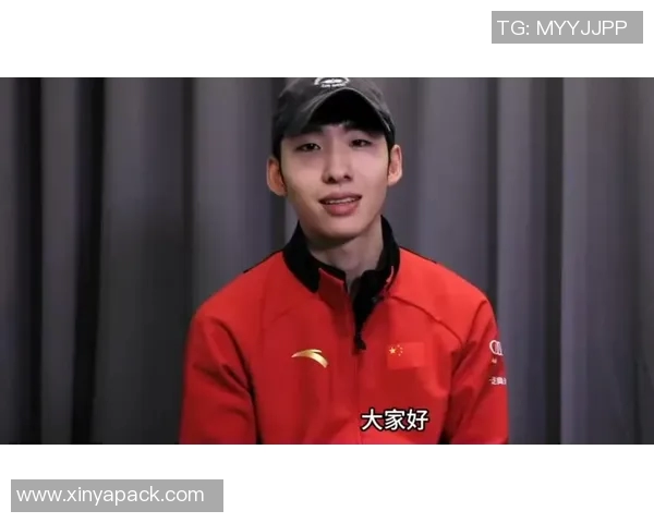 足球明星品尝北京烤鸭的美味瞬间,尽享美食与运动的完美结合 足球明星品尝北京烤鸭的美味瞬间,尽享美食与运动的完美结合